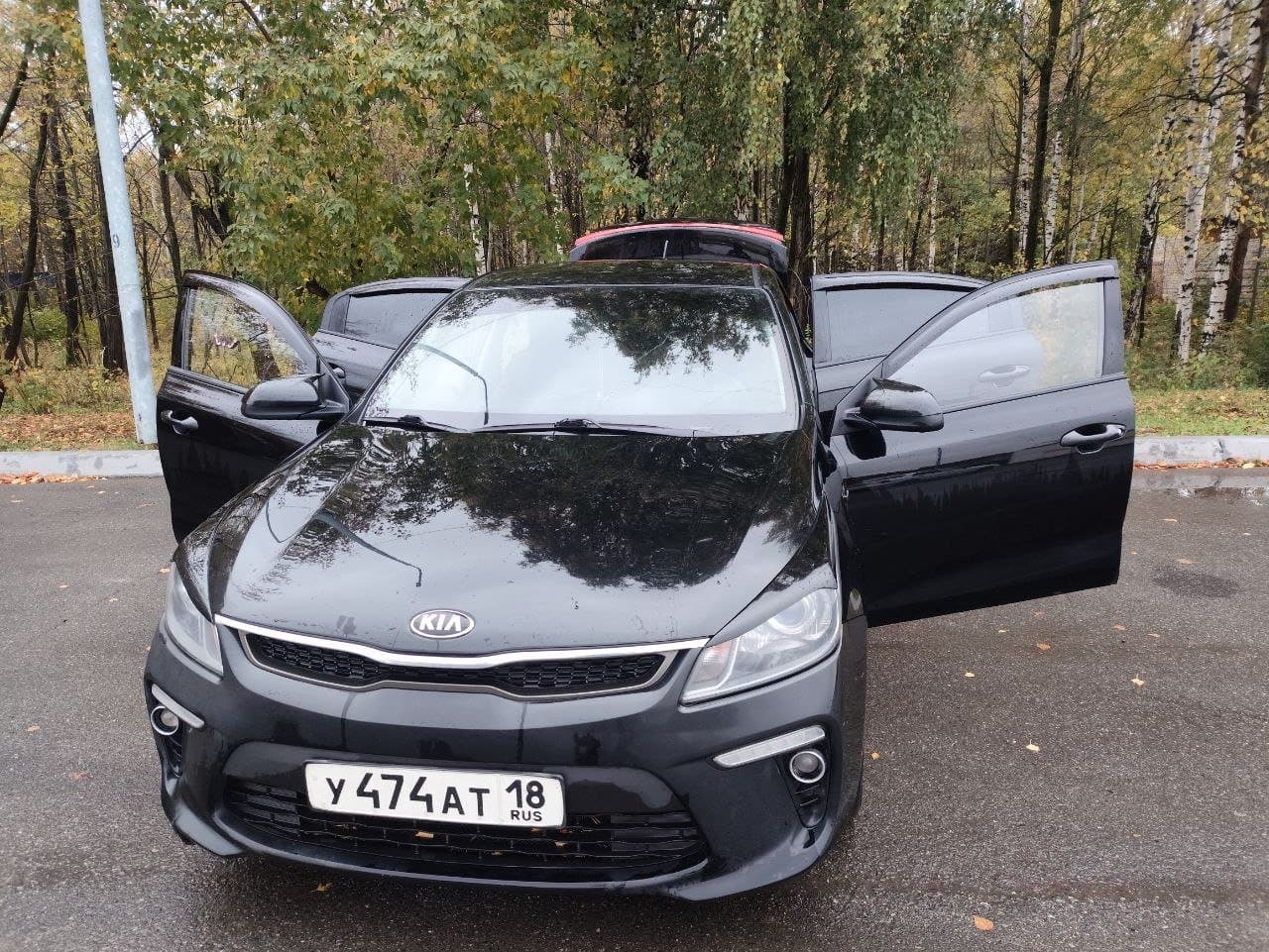 KIA Rio с открытыми дверями - просторный салон и багажник